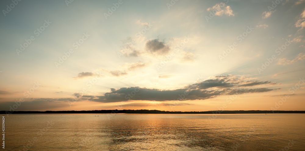 goldene Abendstimmung am See