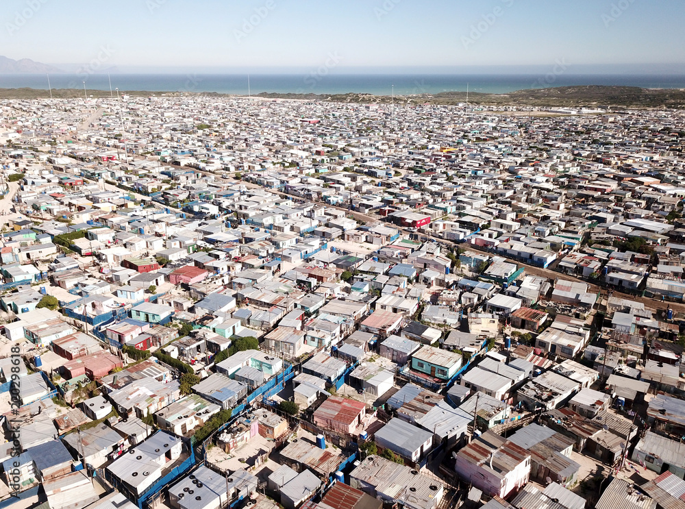 Naklejka premium Widok z lotu ptaka na miasteczko w pobliżu Kapsztadu w RPA