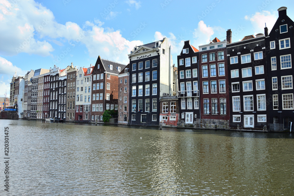 Zabytkowe kamienice nad kanałem w Amsterdamie.