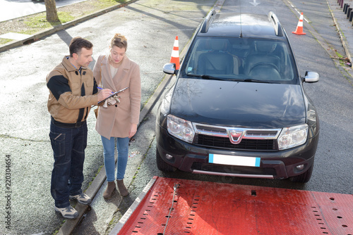 фотографія hauling the malfunctioned car