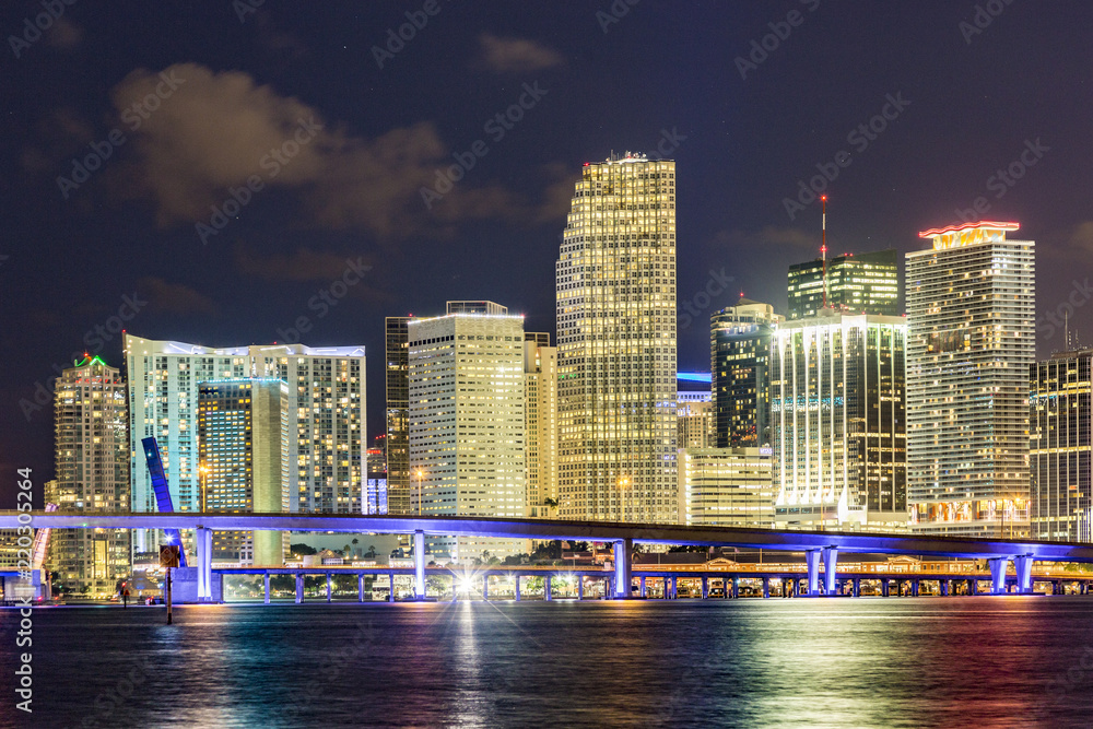 Fototapeta premium Miami city skyline panorama at dusk
