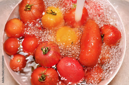 washing tomatoes with water