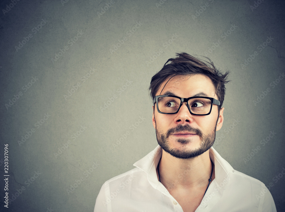 Obraz premium Thinking young man looking up