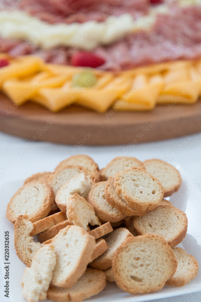 Tábua de frios com pães Tábua de frios com pães