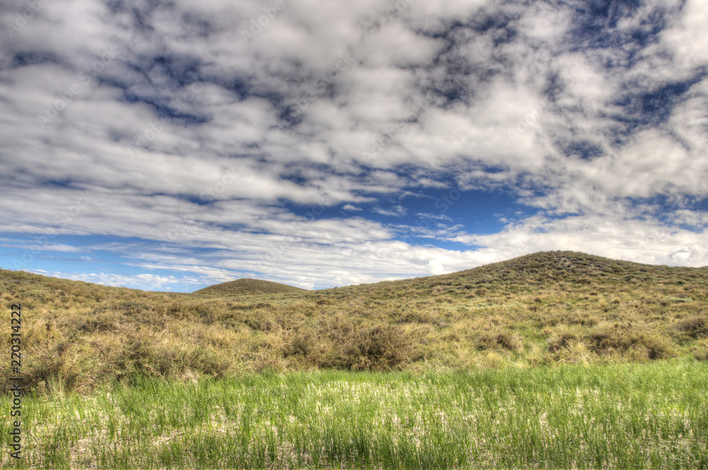 Obraz premium Meadow and hill under the cloudy sky
