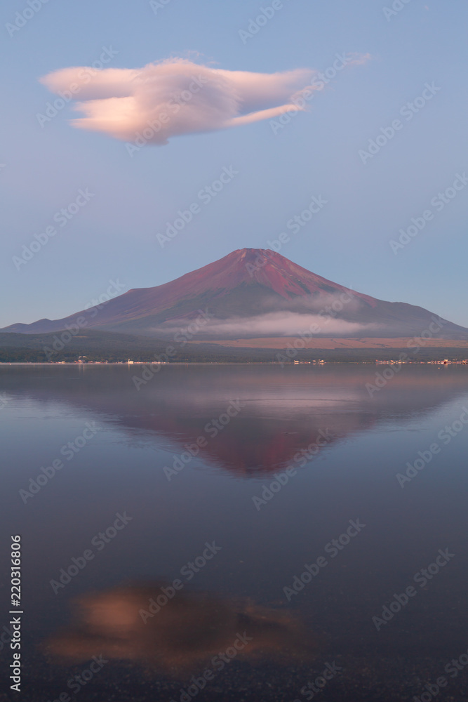 山中湖から湖面に映る朝の赤富士と吊るし雲