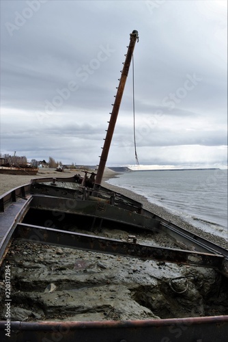 A bordo del bote oxidado observando el horizonte