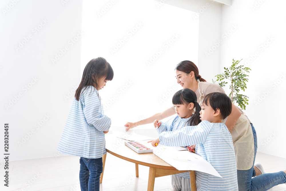 保育士と園児 保育士と園児