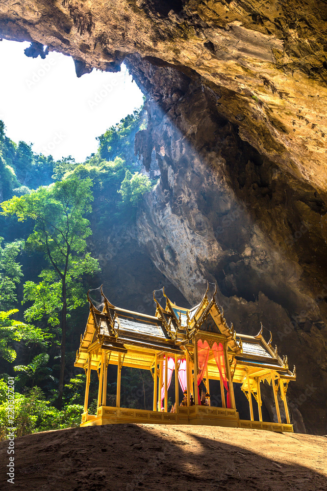Obraz premium Royal pavilion in Phraya Nakorn cave