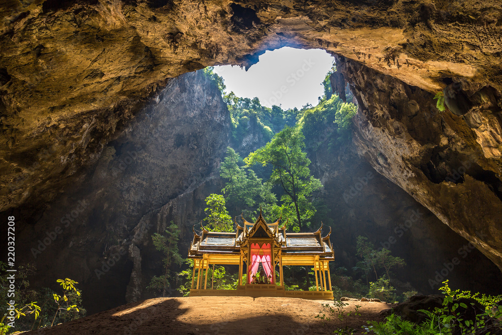 Obraz premium Royal pavilion in Phraya Nakorn cave