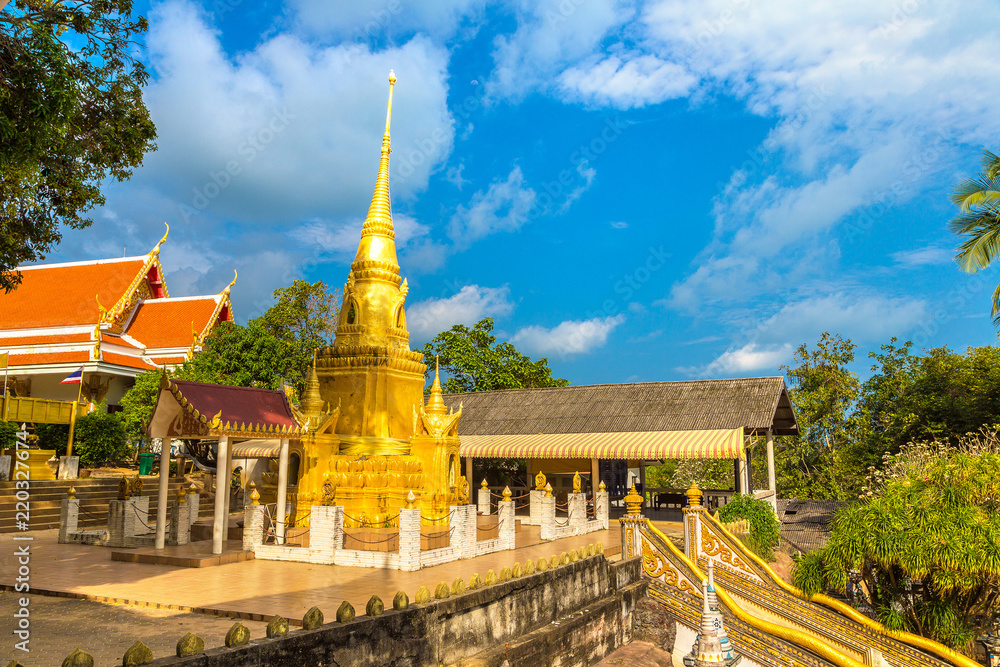 Naklejka premium Red Temple on Samui