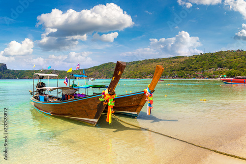 Traditional thai boat on Phi Phi Don © Sergii Figurnyi