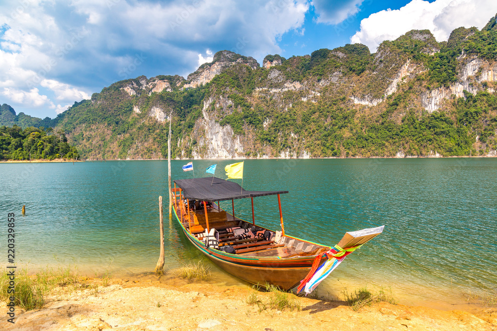 Obraz premium Cheow Lan lake in Thailand