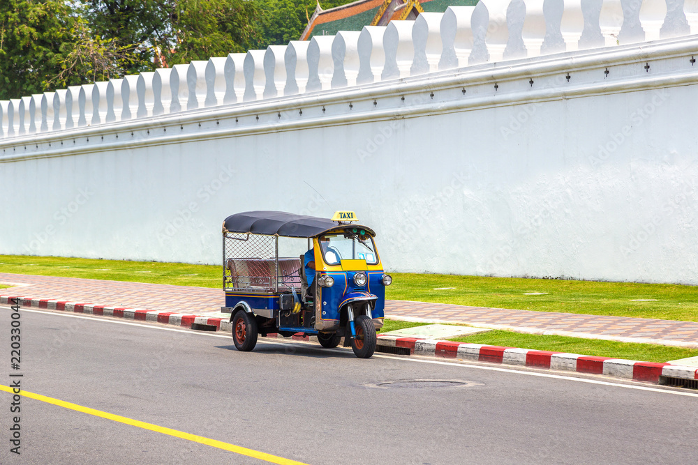 Obraz premium Traditional taxi tuk-tuk in Bangkok