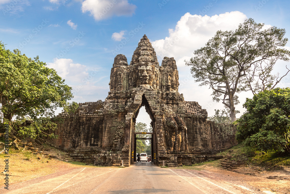 Fototapeta premium Sculptures in the Gate of Angkor Wat