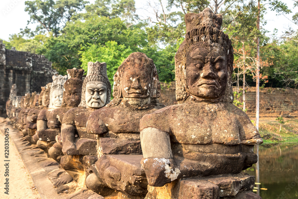 Sculptures in the Gate of Angkor Wat Sculptures in the Gate of Angkor Wat
