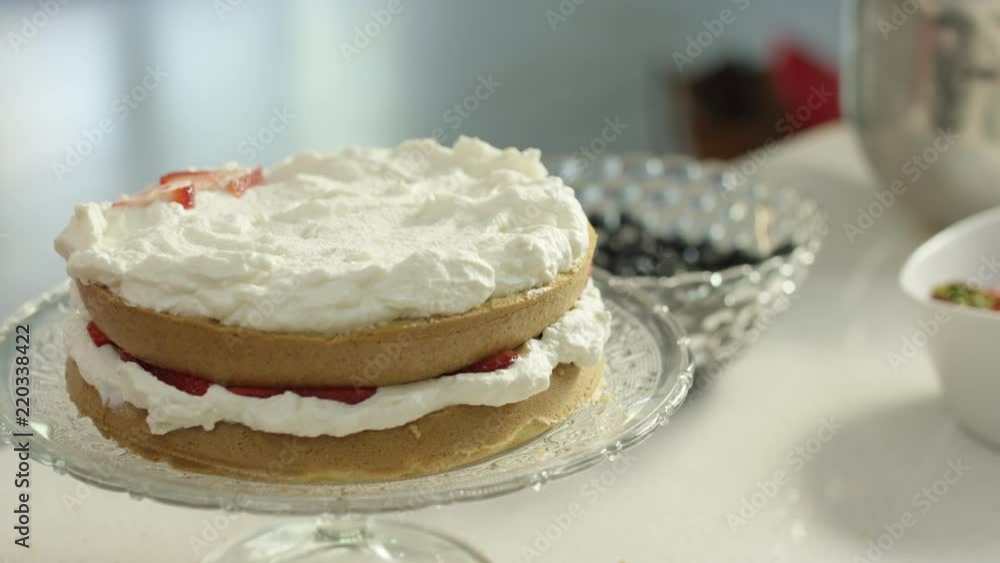 Decorating Cake with Fruit Layer Decorating Cake with Fruit Layer