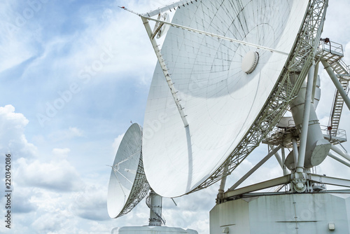 Photos large white satellite dish turn up skyward on blue sky in earth communication an