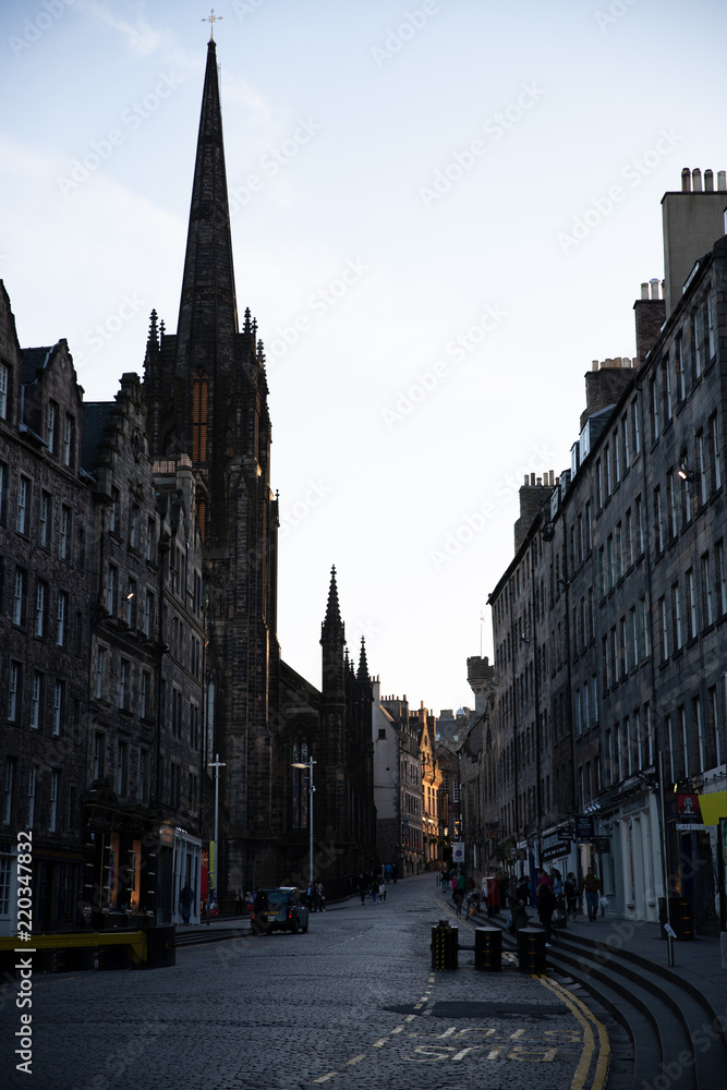 Fototapeta premium The famous Royal Mile in Edinburgh, Scotland during sunset