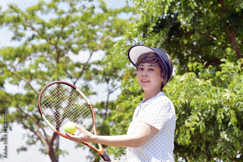 テニスを楽しむシニア女性 © tomoco_sozai