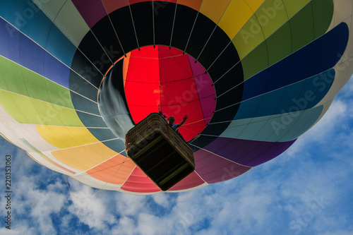 Ein abhebender Ballon mit winkender Person photo