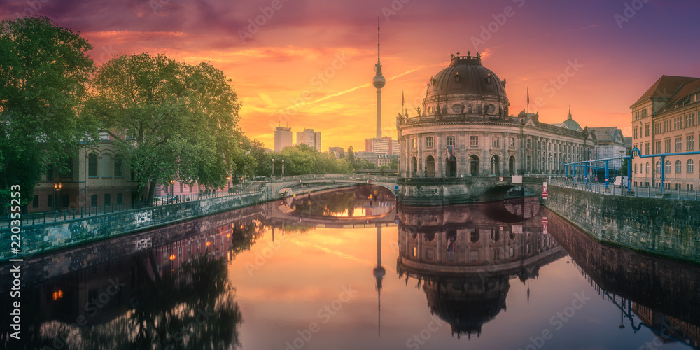 Fototapeta Muzealna wyspa na bomblowanie rzece Berlin, Niemcy