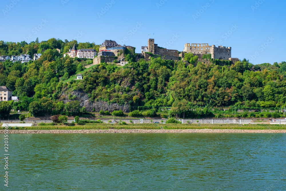 Der Rhein bei St. Goarshausen mit der Burg Rheinfels im Hintergrund