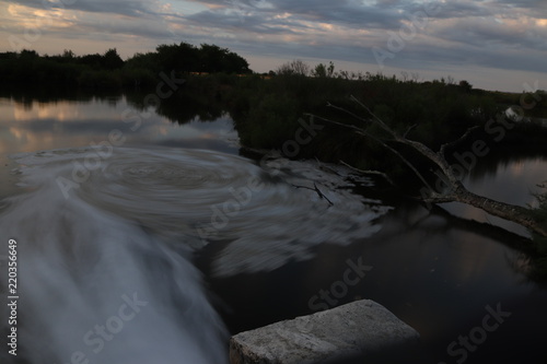 Tourbillon d'eau , ouverture d'écluse , domaine de certes , bassin arcachon photo