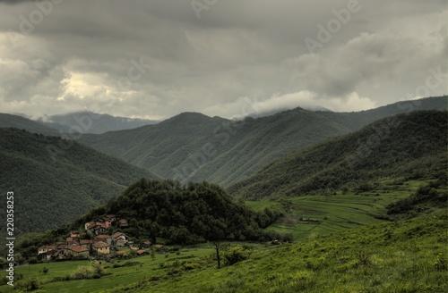 Принти на полотні Montaña en verano con cielo nublado