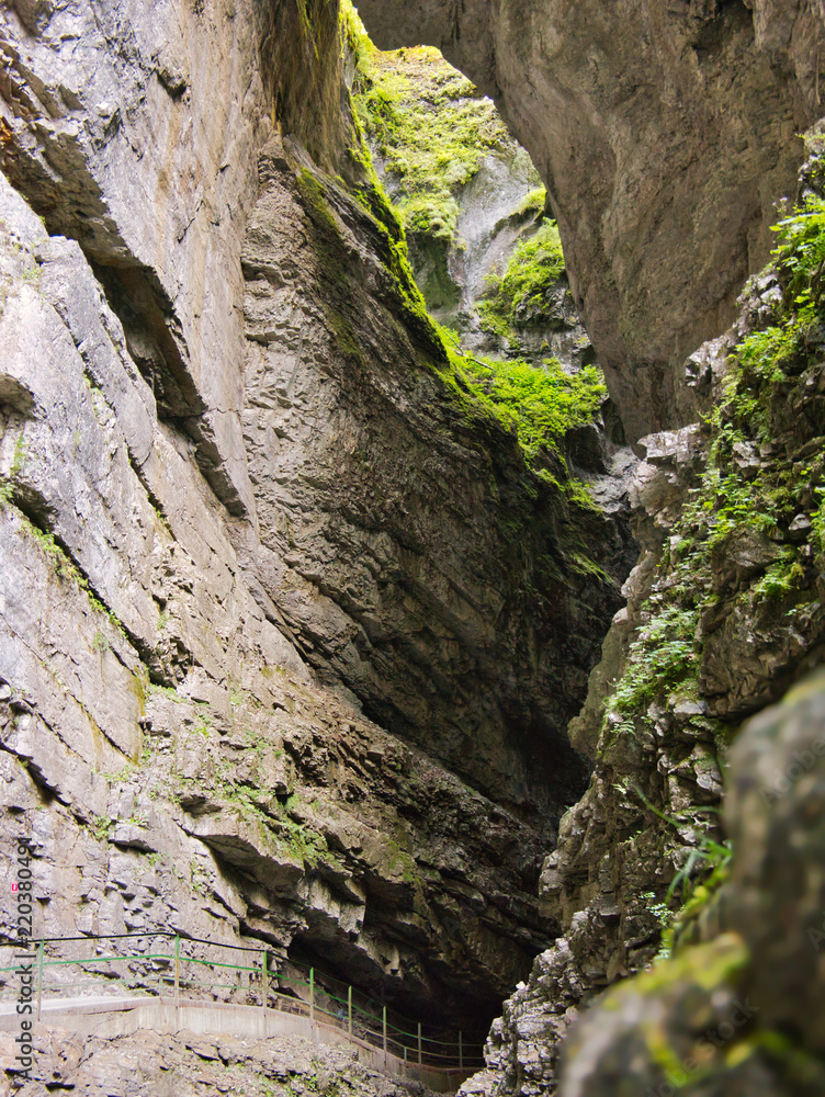 Gesicherter Weg durch eine tiefe Klamm Gesicherter Weg durch eine tiefe Klamm