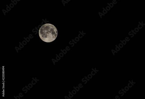 Nachtaufnahme vom Mond mit schwarzem Hintergrund