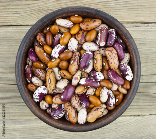 Haricot beans in bowl on wooden background