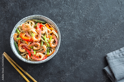 Stir fry with shrimps (prawns) and noodles