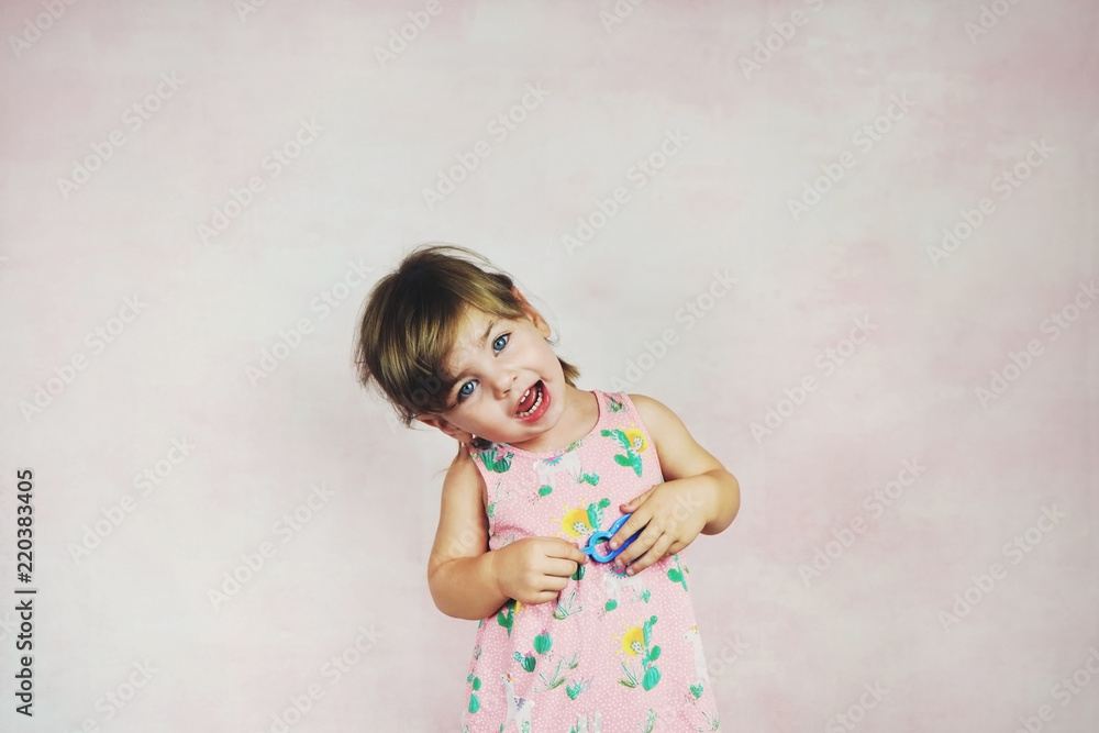 Preciosa niña pequeña posando en un estudio Preciosa niña pequeña posando en un estudio