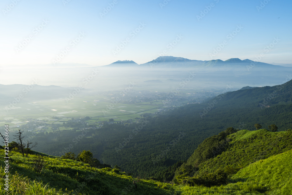Naklejka premium 朝霧につつまれる阿蘇カルデラ