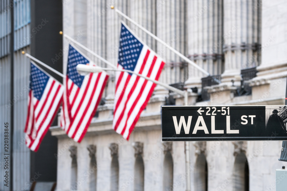 Naklejka premium Wall Street na Dolnym Manhattanie, Nowy Jork, USA