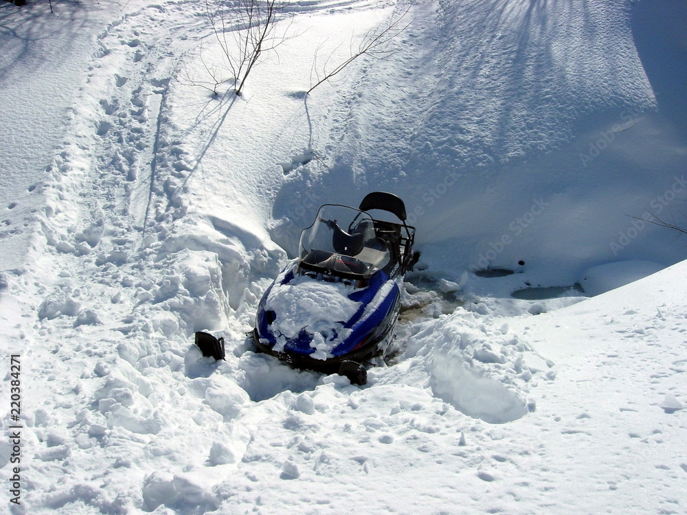 SNOWMOBILE SNOWMOBILE