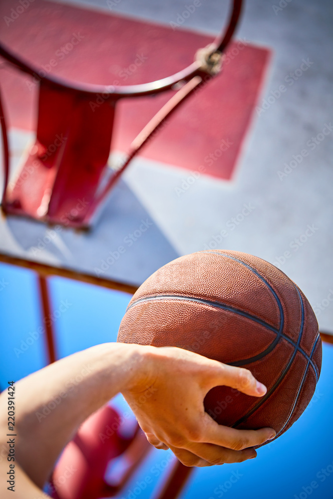 Fototapeta premium man holding a basketball