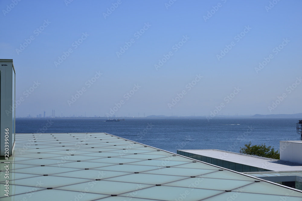 美術館の屋根と空と海