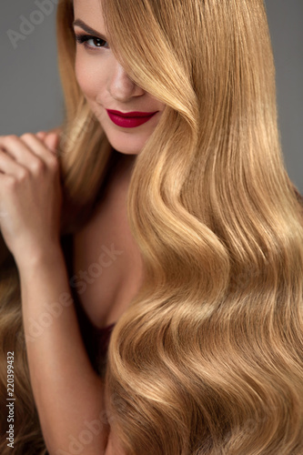 Fotografia Hair Beauty. Beautiful Woman With Makeup And Long Blonde Hair