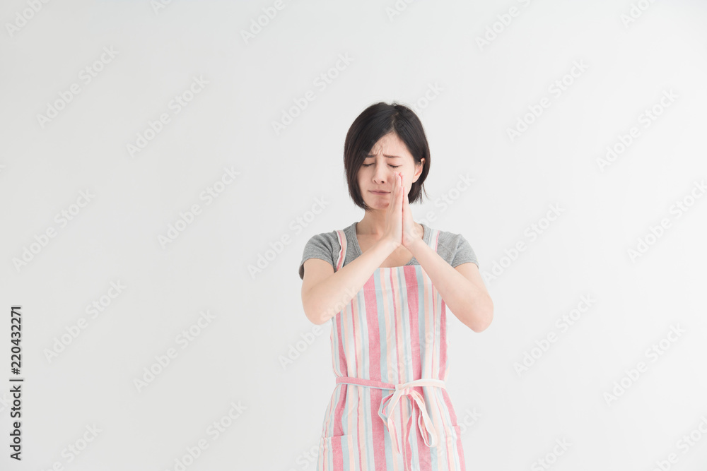 エプロン姿の女性・白バック エプロン姿の女性・白バック