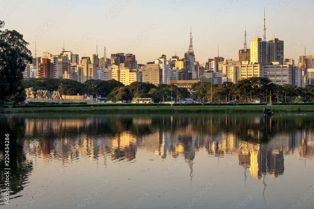 Obraz premium Sky line and Lake in Ibirapuera Park, Sao Paulo in Brazil