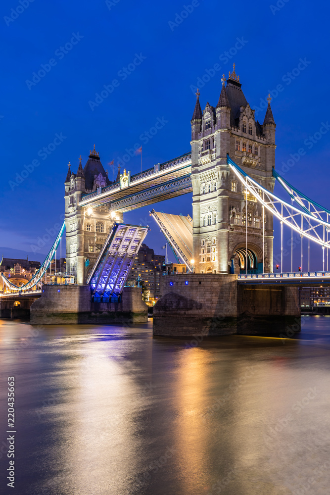 Obraz premium Podnoszenie London Tower Bridge