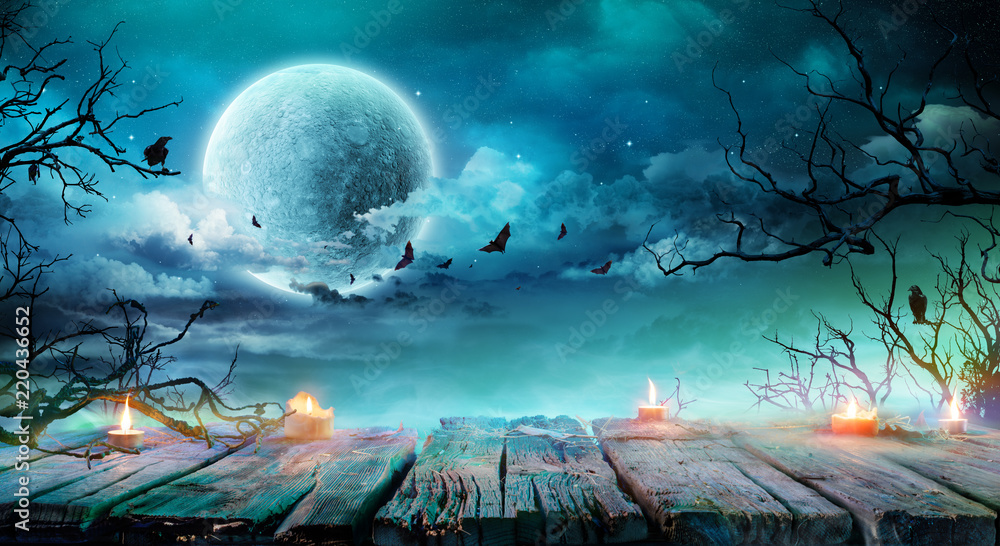Plakat Halloweenowy tło - Stary stół Z świeczkami I gałąź W Spooky noc Z księżyc w pełni