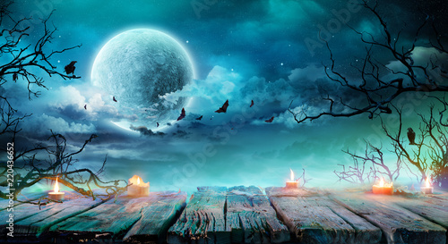 Fototapeta Halloweenowy tło - Stary stół Z świeczkami I gałąź W Spooky noc Z księżyc w pełni