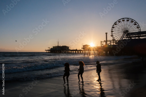 3 Mädchen am Strand im Sonnenuntergang vor Riesenrad © Michael