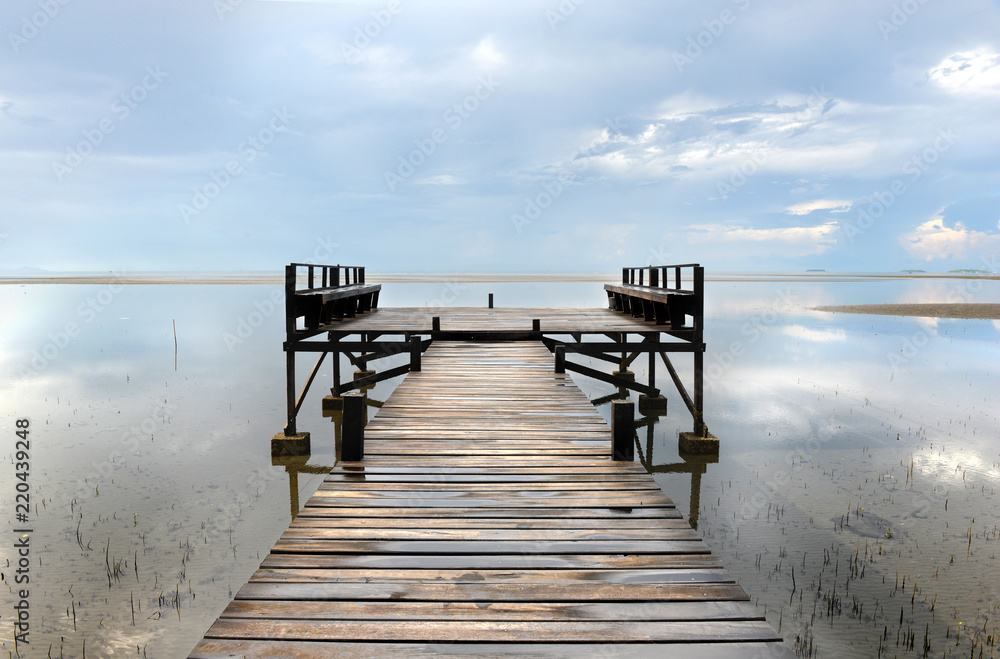 Fototapeta premium Lonely sea brigde