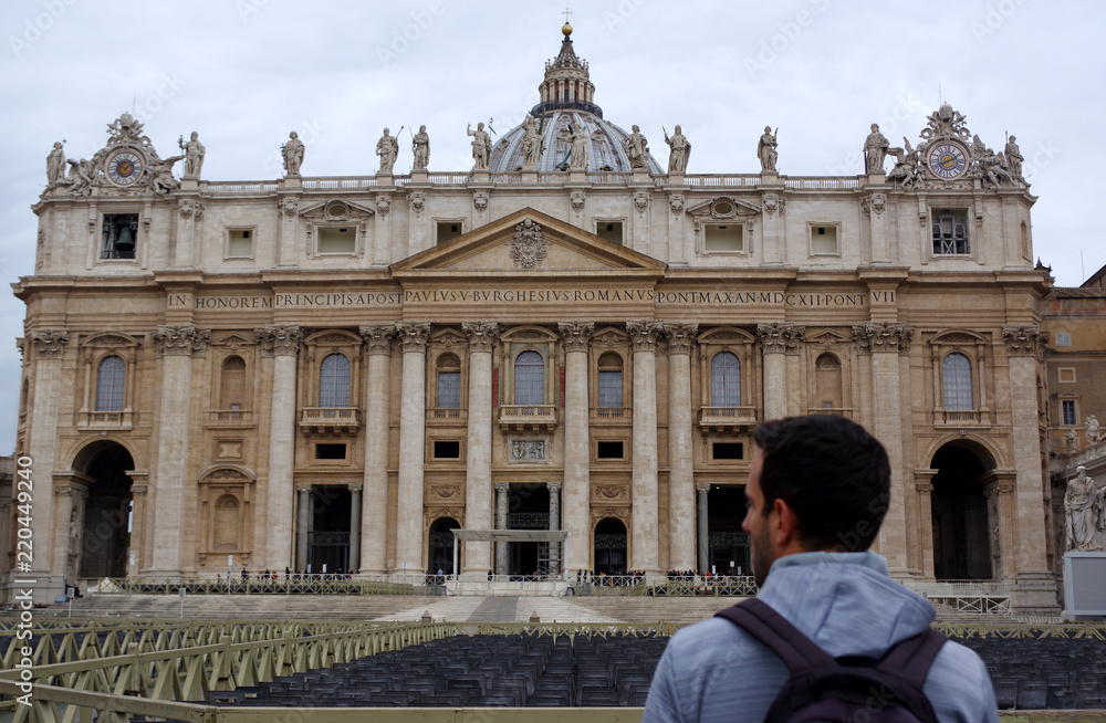 la basilique saint pierre au vatican observée par une homme 