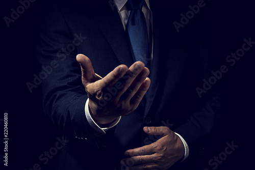 手を差し出したビジネスマン photo