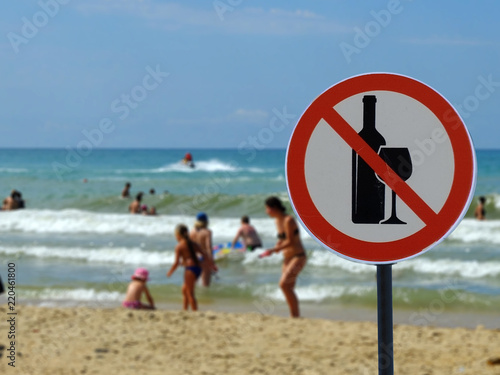 Sign alcohol is prohibited on the beach.